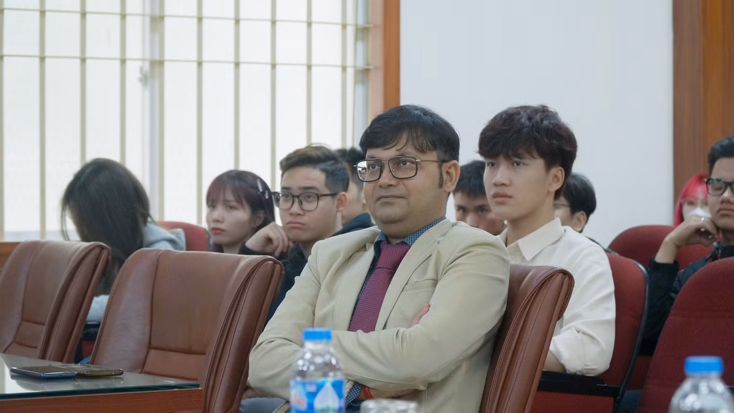 Giáo sư Basak tại buổi tọa đàm với sinh viên Trường Đại học Hòa Bình