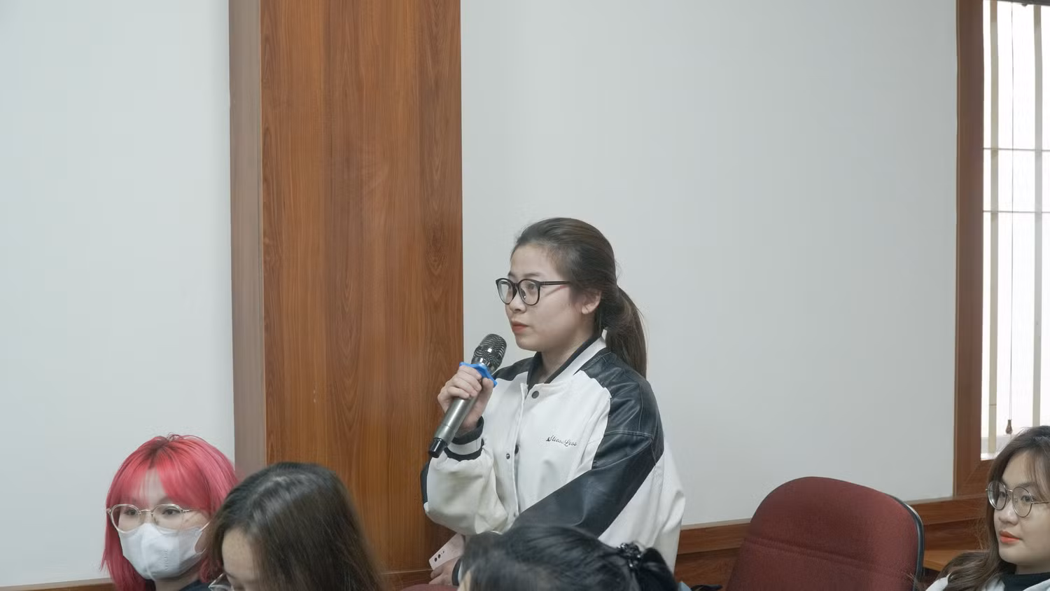 Sinh viên sôi nổi đặt câu hỏi giao lưu cùng Giáo sư Basak