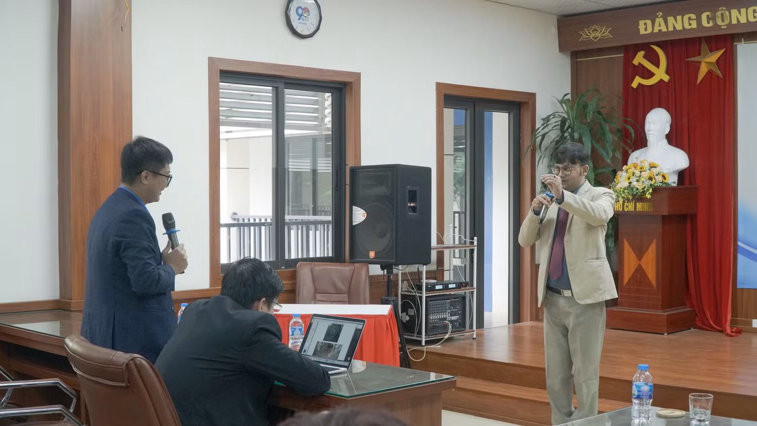 Thạc sĩ Nguyễn Toàn Định - Bí thư Đoàn Thanh niên cùng Giáo sư Bask trao đổi tại buổi tọa đàm