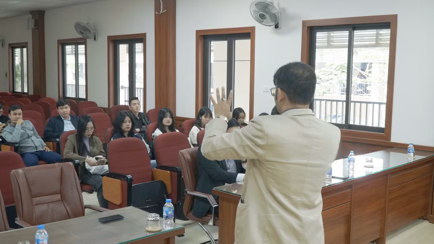 Giáo sư Basak trao đổi với sinh viên Trường Đại học Hòa Bình về khát vọng tuổi trẻ và chuyển đổi số