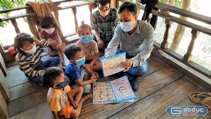 Hình ảnh thầy Phạm Văn Thụn đến từng nhà đồng bào hướng dẫn phòng tránh "con Covid". Ảnh: Trần Phương Hình ảnh thầy Phạm Văn Thụn đến từng nhà đồng bào hướng dẫn phòng tránh "con Covid". Ảnh: Trần Phương