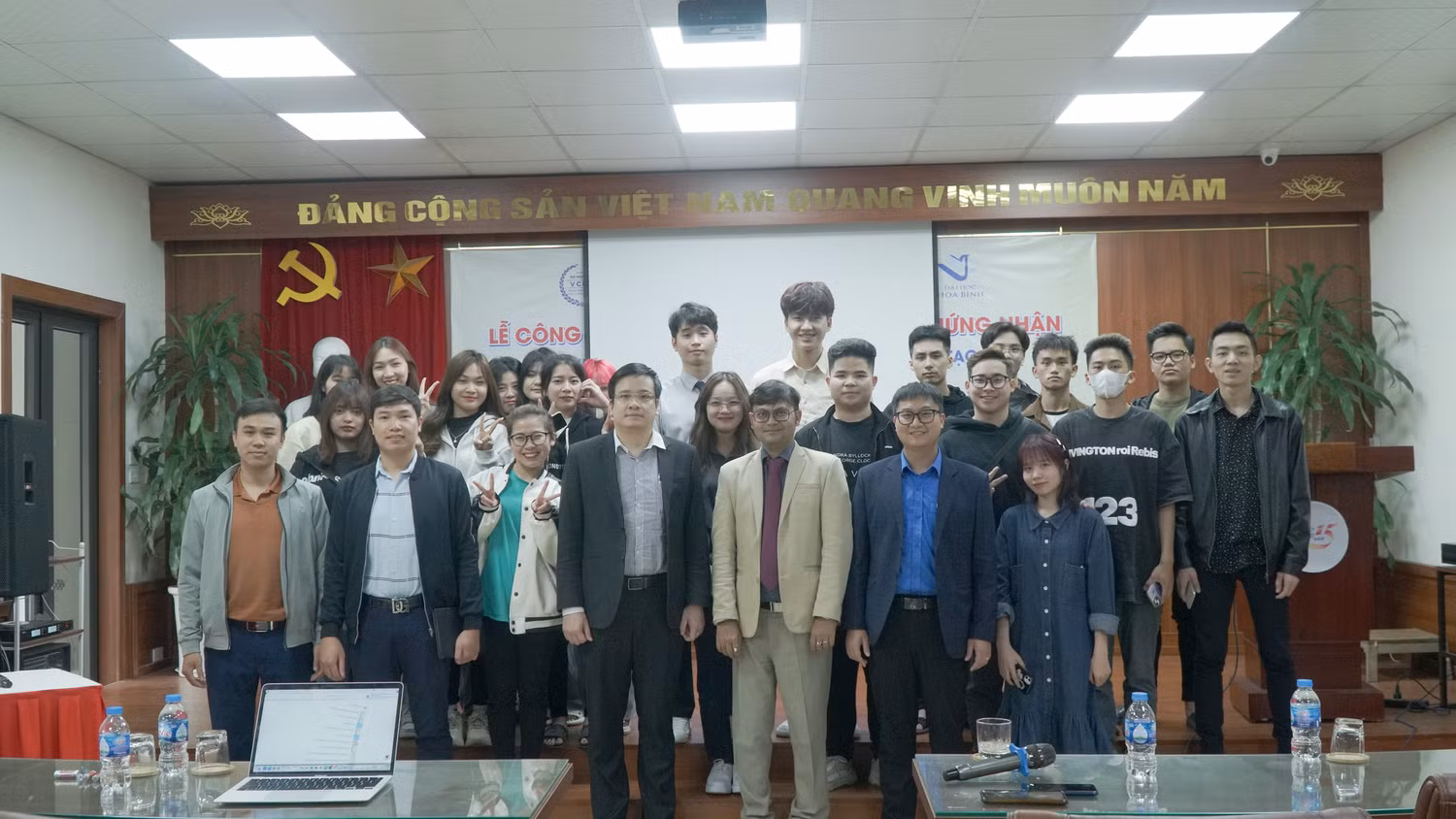 Kết thúc tọa đàm, Giáo sư Basak chụp ảnh lưu niệm cùng sinh viên Trường Đại học Hòa Bình
