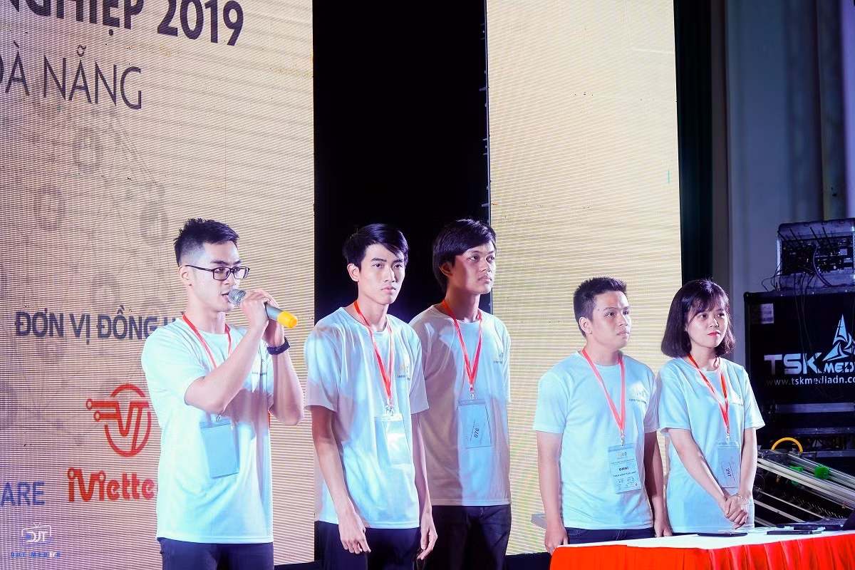 Các thành viên trong nhóm Ominipark đã đầu tư rất công phu cho sản phẩm công nghệ của mình. Ảnh: AN
