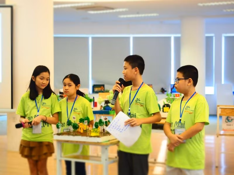Các em học sinh thuyết minh về ý tưởng tại sự kiện DESIGNATHON 2018. Ảnh: NTCC