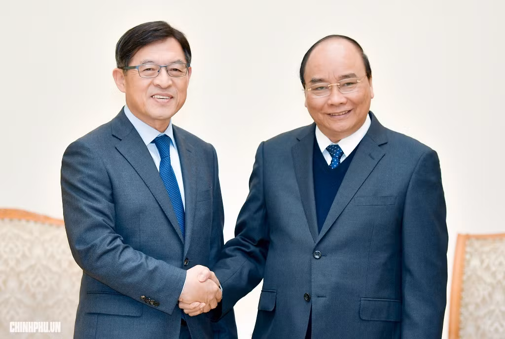 Thủ tướng Nguyễn Xuân Phúc tiếp ông Shim Won Hwan, Chủ tịch kiêm Tổng giám đốc Công ty Điện tử Samsung, Hàn Quốc. Ảnh: VGP Thủ tướng Nguyễn Xuân Phúc tiếp ông Shim Won Hwan, Chủ tịch kiêm Tổng giám đốc Công ty Điện tử Samsung, Hàn Quốc. Ảnh: VGP