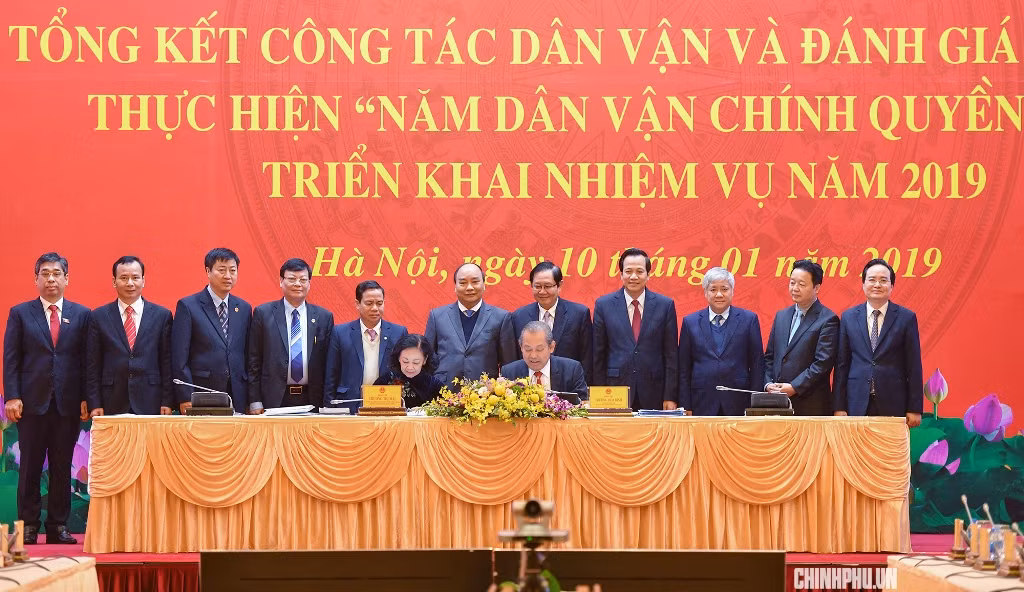 Ký kết văn bản công tác phối hợp giữa Ban Cán sự Đảng Chính phủ và Ban Dân vận Trung ương. Ảnh: VGP