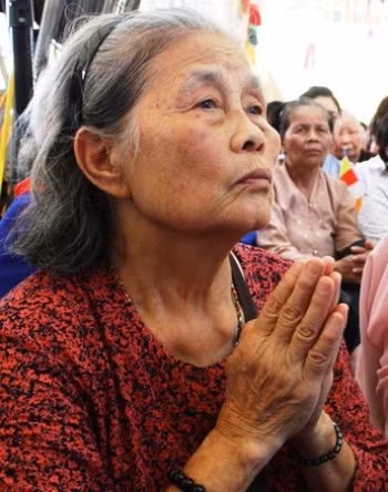 Người dân thành tâm, thành kính Đức Pháp Vương (ảnh: MINH TÂM)