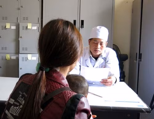 Khám bệnh và tư vấn cho trường hợp cháu bé đang nghi nhiễm HIV do bú sữa của bà nội. Khám bệnh và tư vấn cho trường hợp cháu bé đang nghi nhiễm HIV do bú sữa của bà nội.