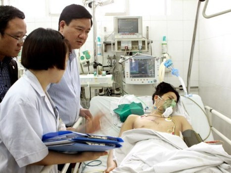 Bộ trưởng Đinh La Thăng đến thăm các bệnh nhân bị tai nạn giao thông, điều trị tại Bệnh viện Hữu nghị Việt Đức hôm 20/2. (ảnh: Dương Ngọc - TTXVN) Bộ trưởng Đinh La Thăng đến thăm các bệnh nhân bị tai nạn giao thông, điều trị tại Bệnh viện Hữu nghị Việt Đức hôm 20/2. (ảnh: Dương Ngọc - TTXVN)