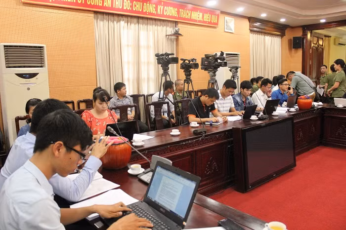 Cuộc họp báo chiều 10/11 liên quan tới vụ 2 luật sư bị hành hung thu hút sự quan tâm của nhiều cơ quan báo, đài (ảnh: XUÂN QUANG).