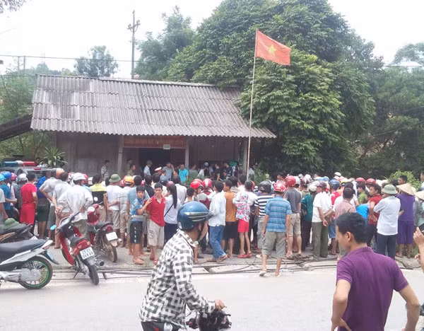 Người dân tụ tập bên ngoài nhà Công an khu vực Quốc lộ 70, được cho là nơi tạm giữ hung thủ. Ảnh: Võ Hải/Vnexpress.net. Người dân tụ tập bên ngoài nhà Công an khu vực Quốc lộ 70, được cho là nơi tạm giữ hung thủ. Ảnh: Võ Hải/Vnexpress.net.