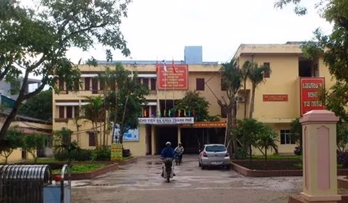 Bệnh viện Đa khoa thành phố Thanh Hóa - nơi vừa phát hiện 2 cán bộ y tế sử dụng bằng giả. (Ảnh Lê Phương) Bệnh viện Đa khoa thành phố Thanh Hóa - nơi vừa phát hiện 2 cán bộ y tế sử dụng bằng giả. (Ảnh Lê Phương)