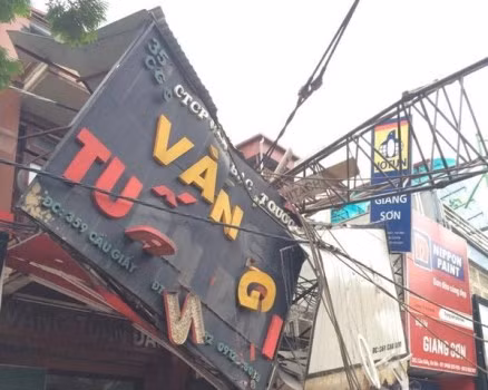 Cần cẩu đè trúng nhà dân gây sập biển quản cáo tiệm vàng Tuấn Quang (ảnh: Thụy Miên)