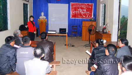 Cán bộ Trung tâm Y tế huyện Trấn Yên tuyên truyền cho người dân xã Nga Quán các biện pháp phòng, chống HIV/AIDS. (ảnh: Báo Yên Bái). Cán bộ Trung tâm Y tế huyện Trấn Yên tuyên truyền cho người dân xã Nga Quán các biện pháp phòng, chống HIV/AIDS. (ảnh: Báo Yên Bái).