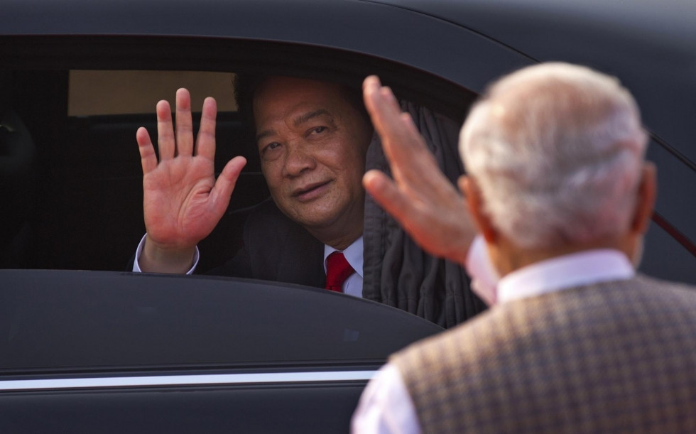 Thủ tướng Ấn Độ Narendra Modi tiễn Thủ tướng Nguyễn Tấn Dũng ra xe. Ảnh: SCMP. Thủ tướng Ấn Độ Narendra Modi tiễn Thủ tướng Nguyễn Tấn Dũng ra xe. Ảnh: SCMP.