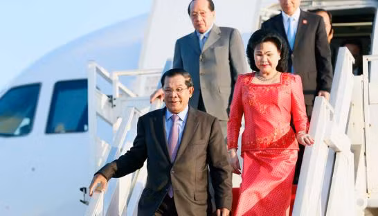 Thủ tướng Campuchia Hun Sen và các quan chức về nước sau chuyến công du Bắc Kinh "gặt hái nhiều thành quả". Thủ tướng Campuchia Hun Sen và các quan chức về nước sau chuyến công du Bắc Kinh "gặt hái nhiều thành quả".