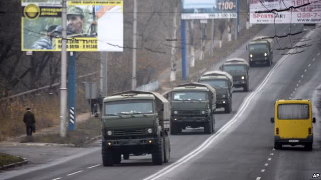 Đoàn xe tải quân sự "lạ" xuất hiện ở miền Đông Ukraine và di chuyển về nơi lực lượng ly khai chiếm đóng. Đoàn xe tải quân sự "lạ" xuất hiện ở miền Đông Ukraine và di chuyển về nơi lực lượng ly khai chiếm đóng.