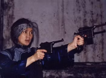 Bạch Khôn Khiết hai tay hai súng trong phim “Bà xã hai tay hai súng”,