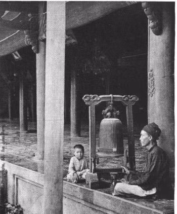 Người gác chuông trên lầu Ngọ Môn.