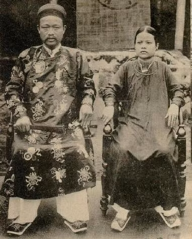 Một vị quan và vợ. Ðứng đầu các tỉnh là có quan Tổng Ðốc, sau đó là tới quan Tri Phủ, Tri Huyện và Tri Châu, các quan nầy lo việc hành pháp (áp dụng luật lệ và lo vấn đề an ninh cho dân chúng).