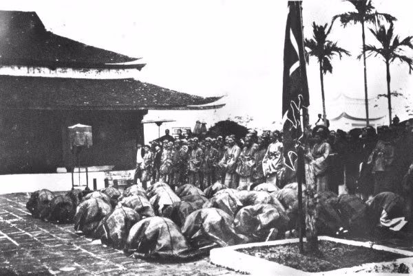 Những người đỗ đạt bái vọng tại Văn Miếu 1897.