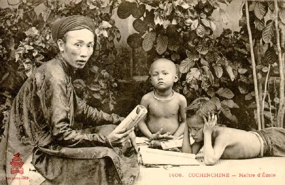 Thầy đồ và học trò. Dưới triều Nguyễn, cứ 3 năm thì triều đình lại mở khóa thi Hương ở các tỉnh lớn, ai dự thi cũng được, thí sinh trúng tuyển thì được gọi là Cử-Nhân (người được địa phương tiến cử với triều đình). Năm sau thì các Cử-Nhân vào Kinh để thi Hội và thi Ðình. Ai đậu khóa thi Hội thì được gọi là Thám Hoa, đậu khóa thi Ðình thì được gọi là Tiến-Sĩ (người có tầm học uyên bác).