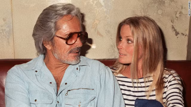 Bo Derek quen và yêu John Derek khi cô 16 tuổi còn John 30 tuổi, sau đó hai người tiến tới hôn nhân hai năm sau đó. Đây có thể coi là cặp đôi chung thủy nhất trong làng giải trí đầy biến động cho đến khi John qua đời vào năm 1998.