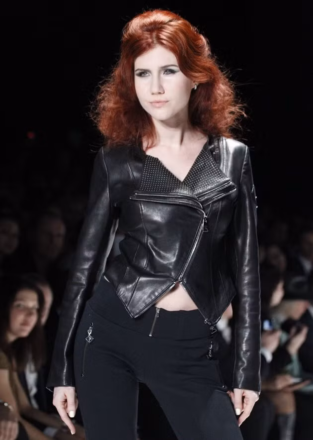 Anna Chapman trình diễn tại show "I love fashion" - tại Tuần lễ thời trang Mercedes Benz tại Moscow, 22/3/2012. (AP Photo/Misha Japaridze). Xem thêm: Sao "đỏm dáng" với thời trang "phi giới tính"