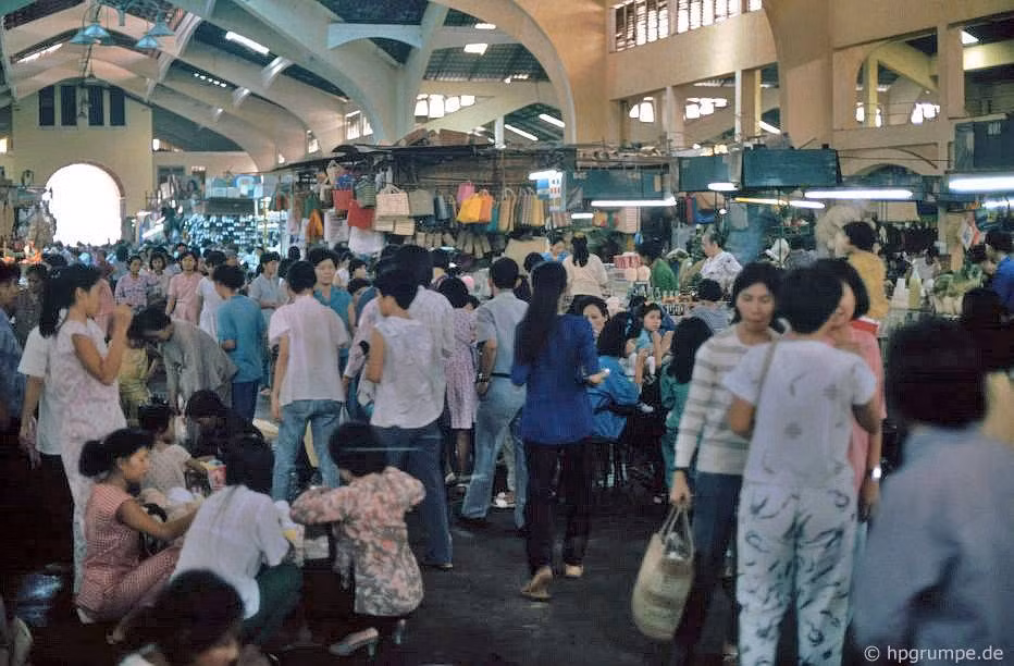 Bên trong chợ Bến Thành 1991. Bên trong chợ Bến Thành 1991.