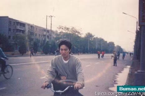 Nam diễn viên Châu Tinh Trì khi còn ở Ngân Châu quay cho bộ phim “Đại thoại tây du” năm 1994. Nam diễn viên Châu Tinh Trì khi còn ở Ngân Châu quay cho bộ phim “Đại thoại tây du” năm 1994.