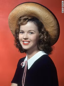 Cô đào Shirley Temple quen và yêu viên quân đoàn hàng không John Agar khi cô mới 15 tuổi và kết hôn hai năm sau đó. Cặp đôi có với nhau một cô co gái trước khi chia tay vào năm 1949.