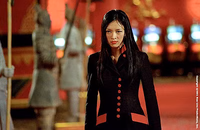 Chương Tử Di trong phim Giờ cao điểm 2 (Rush hour 2) đóng chung cùng với vua hài Thành Long và Chris Tucker của đạo diễn Brett Ratner và Conrad Palmisano năm 2001.
