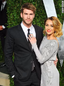 Sau nhiều tin đồn, nữ diễn viên Myley Cyrus 19 tuổi đã chính thức đính hôn với Liam Hemsworth khi cặp đôi này đóng chung phim “The Last Song” năm 2009. Nam diễn viên 22 tuổi người Australia từng tặng cho người đẹp Cylus một chiếc nhẫn đính hôn có gắn kim cương 3.5 cara hôm 31/5 và chính thức trở thành người đẹp trẻ con của Hollywood tiến tới hôn nhân.