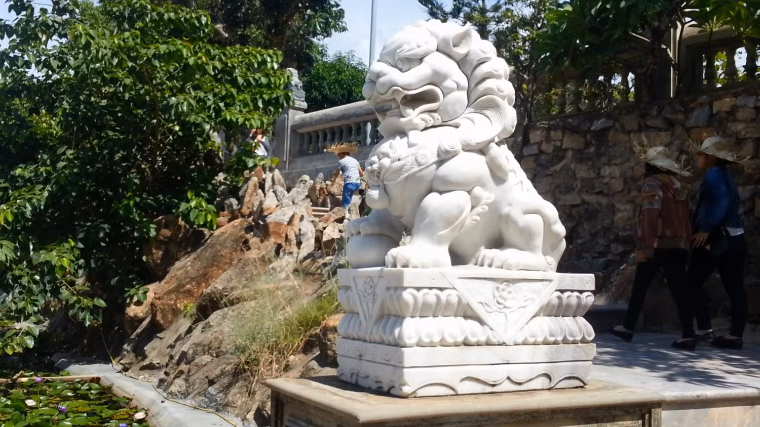 Được biết, có rất nhiều chùa ở Đà Nẵng trưng bày linh vật ngoại lai nhưng chưa có quy định cấm hay đưa các linh vật này ra khỏi chùa