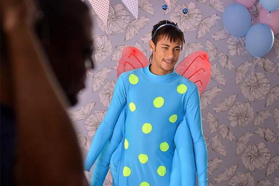 "Bướm" Neymar.