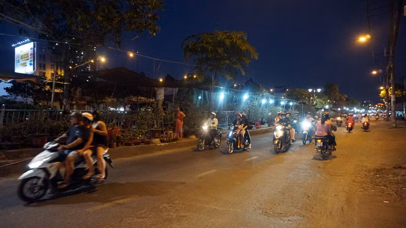 Tối 28 Tết mà chợ hoa vẫn vắng bóng người mua.