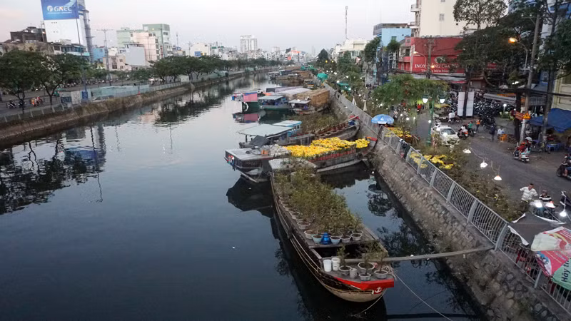 Năm nay, tàu ghe không tấp nập như những năm trước.