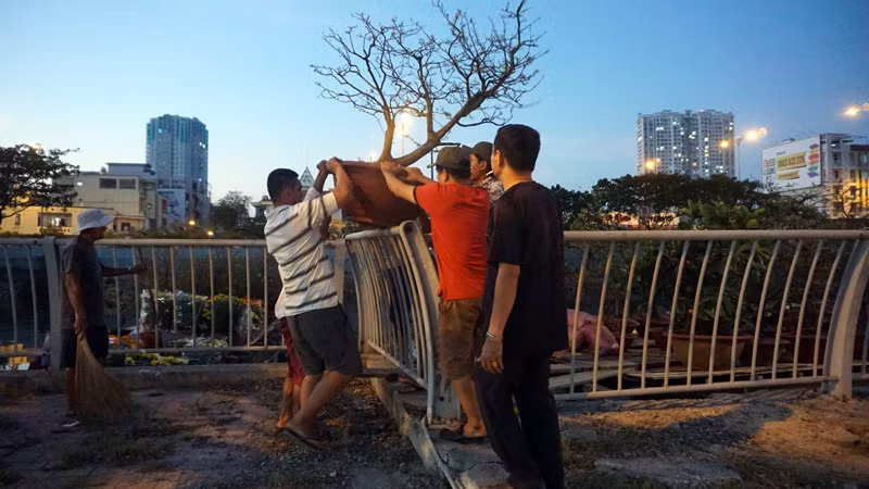 Tất bật chuyển hàng lên chợ hoa ở Bến Bình Đông.