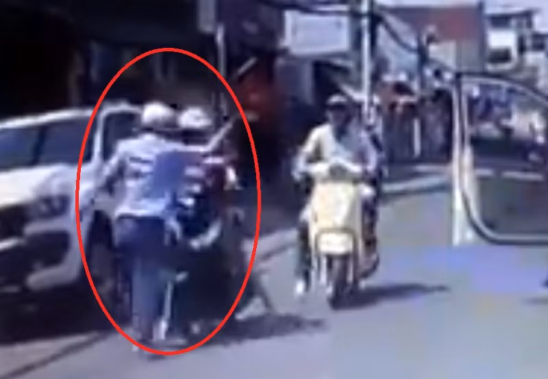 Khoảnh khắc người phụ nữ chở theo con nhỏ bị người đàn ông tát. (Ảnh chụp màn hình từ clip) Khoảnh khắc người phụ nữ chở theo con nhỏ bị người đàn ông tát. (Ảnh chụp màn hình từ clip)