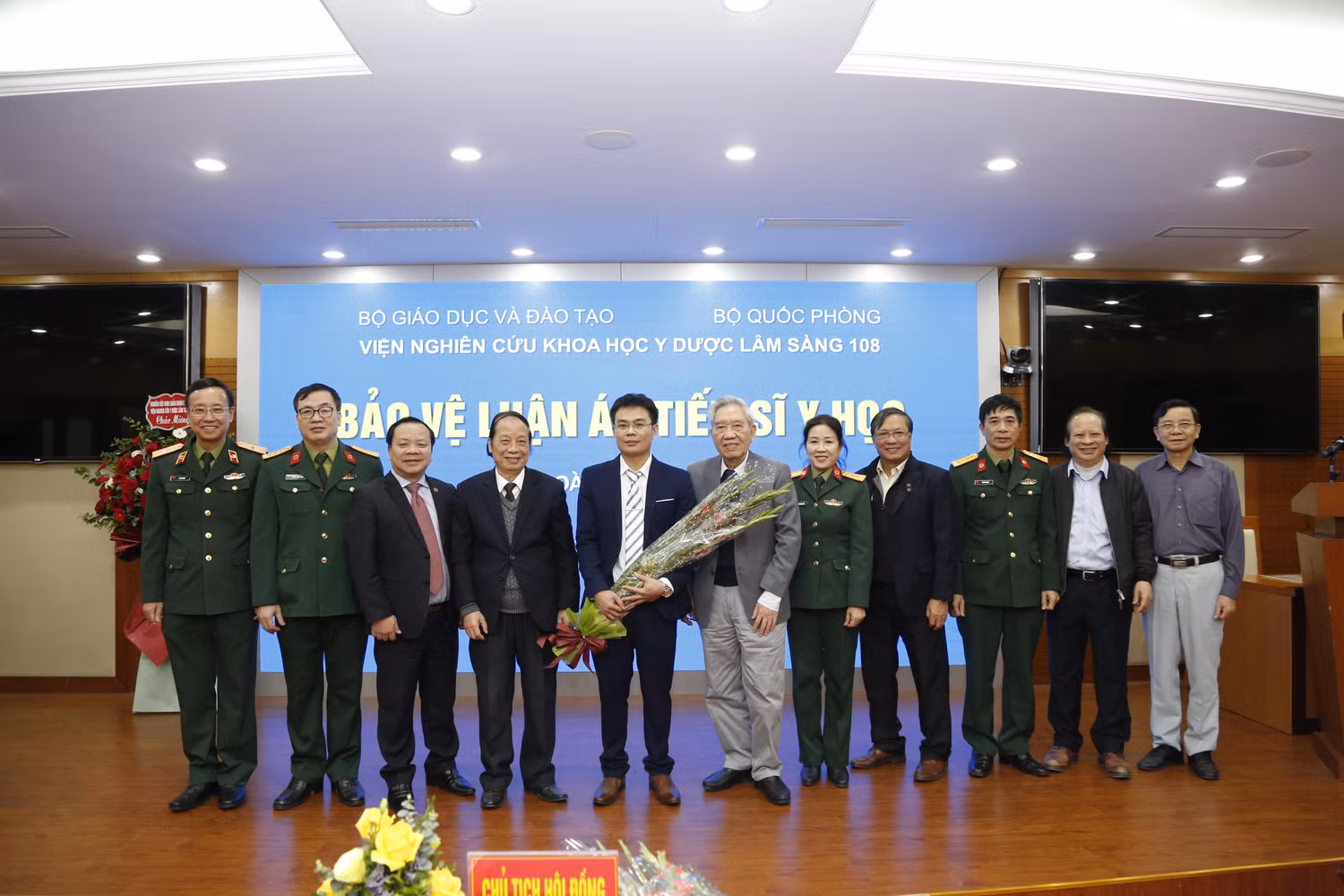 Tiến sĩ Hoàng Văn Lương chụp ảnh cũng các thầy cô, đồng nghiệp tại buổi bảo vệ. Ảnh: NVCC