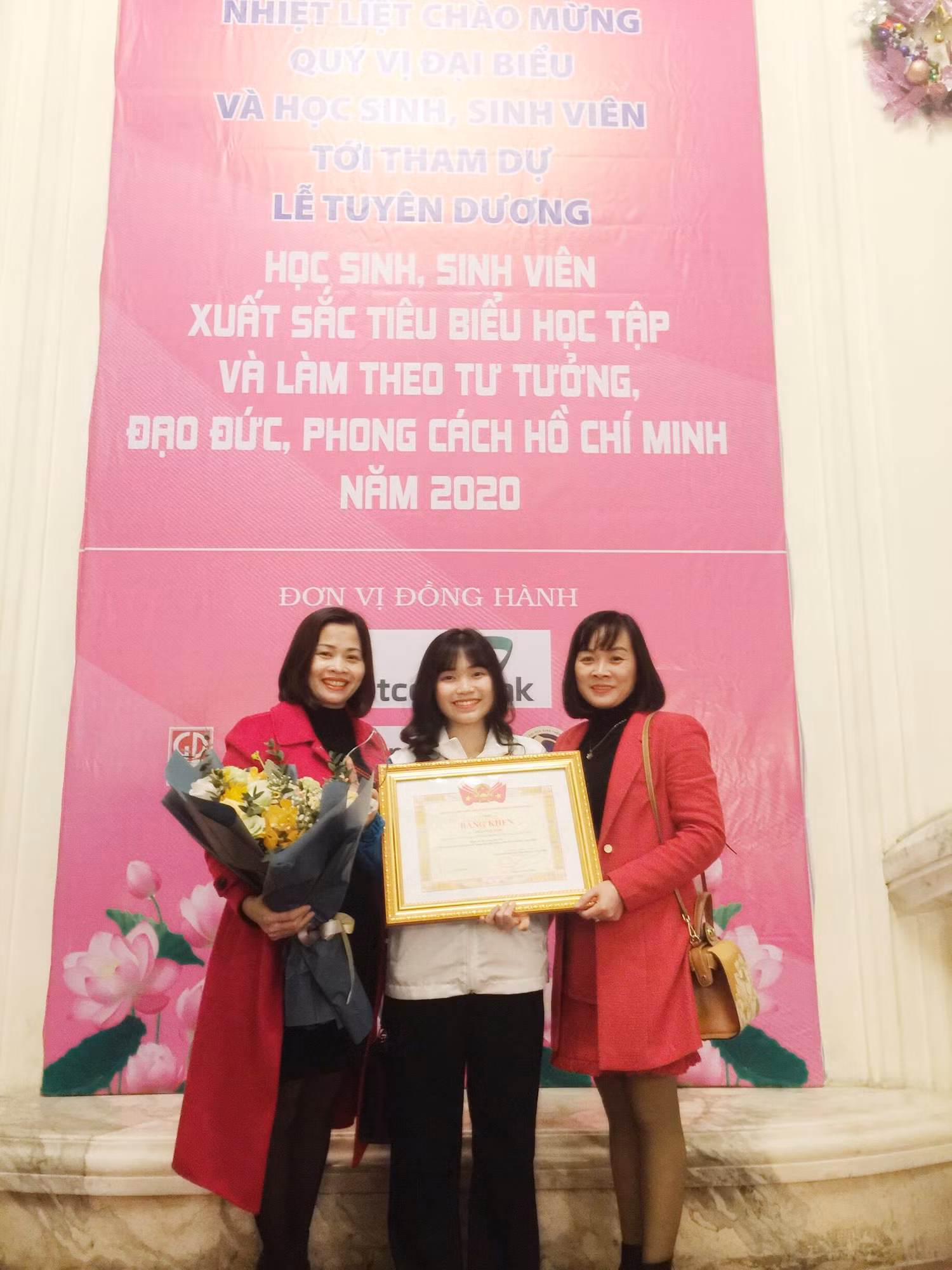 Em Trần Tuệ Tâm và người thân tại lễ "Tuyên dương Học sinh sinh viên xuất sắc tiêu biểu học tập và làm theo tư tưởng, đạo đức, phong cách Hồ Chí Minh”. Ảnh: NVCC Em Trần Tuệ Tâm và người thân tại lễ "Tuyên dương Học sinh sinh viên xuất sắc tiêu biểu học tập và làm theo tư tưởng, đạo đức, phong cách Hồ Chí Minh”. Ảnh: NVCC