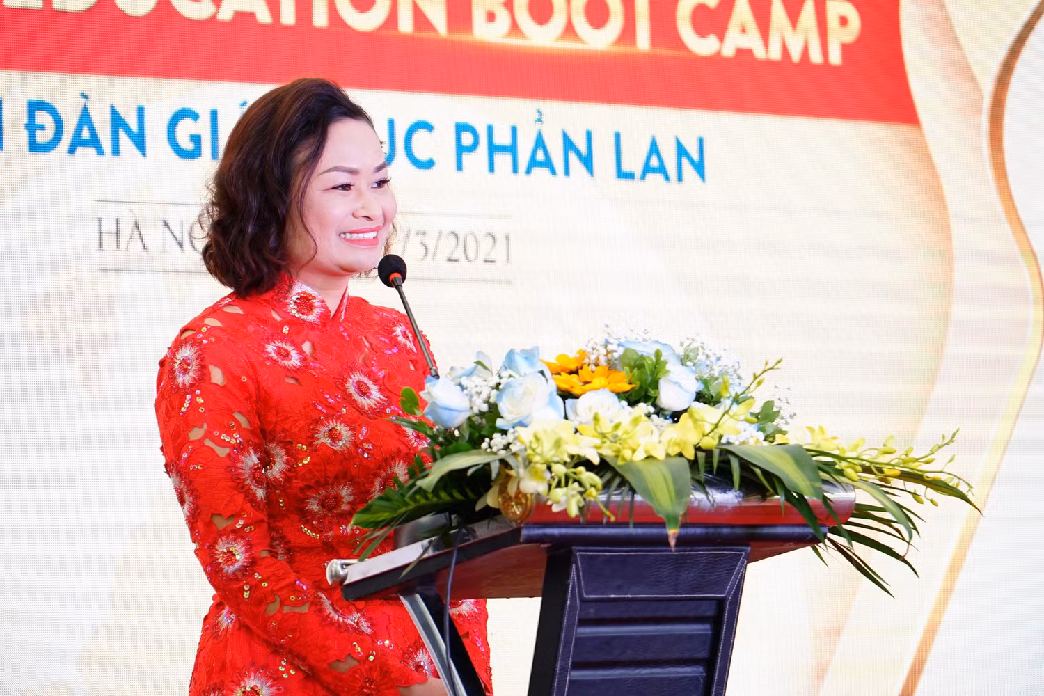 Bà Phạm Thị Lam – Chủ tịch Hội đồng quản trị kiêm Tổng Giám đốc Công ty Cổ phần giáo dục Tân Thời Đại phát biểu tại diễn đàn.