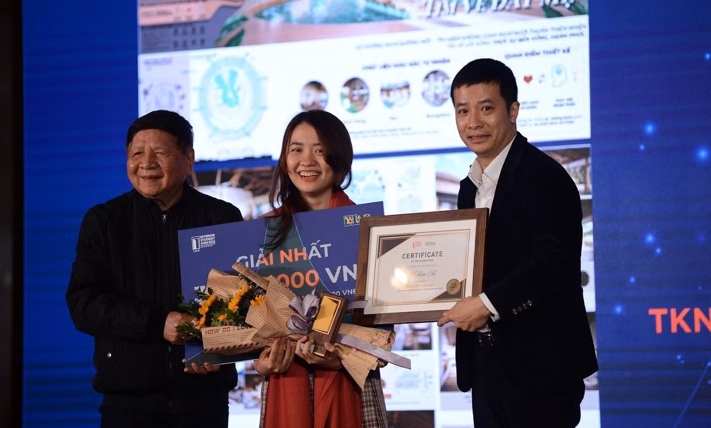 Phó Giáo sư, Tiến sĩ Trần Xuân Nhĩ - Phó Chủ tịch Hiệp hội Các trường đại học, cao đẳng Việt Nam và đại diện Ban Tổ chức trao giải nhất cho Lê Thiên An - sinh viên Trường Đại học Kiến trúc Thành phố Hồ Chí Minh đạt giải thưởng cao nhất với công trình “Thiết kế nội thất Resort Hòn Dăm – Phú Quốc”. ảnh: CKA.