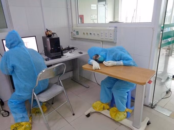 Hình ảnh những bác sỹ, nhân viên y tế tranh thủ chợp mắt ngay tại nơi làm việc khiến ai nấy không khỏi nao lòng và thêm trân trọng những công lao đóng góp của họ cho sức khỏe nhân dân. (Ảnh: TTXVN) Hình ảnh những bác sỹ, nhân viên y tế tranh thủ chợp mắt ngay tại nơi làm việc khiến ai nấy không khỏi nao lòng và thêm trân trọng những công lao đóng góp của họ cho sức khỏe nhân dân. (Ảnh: TTXVN)