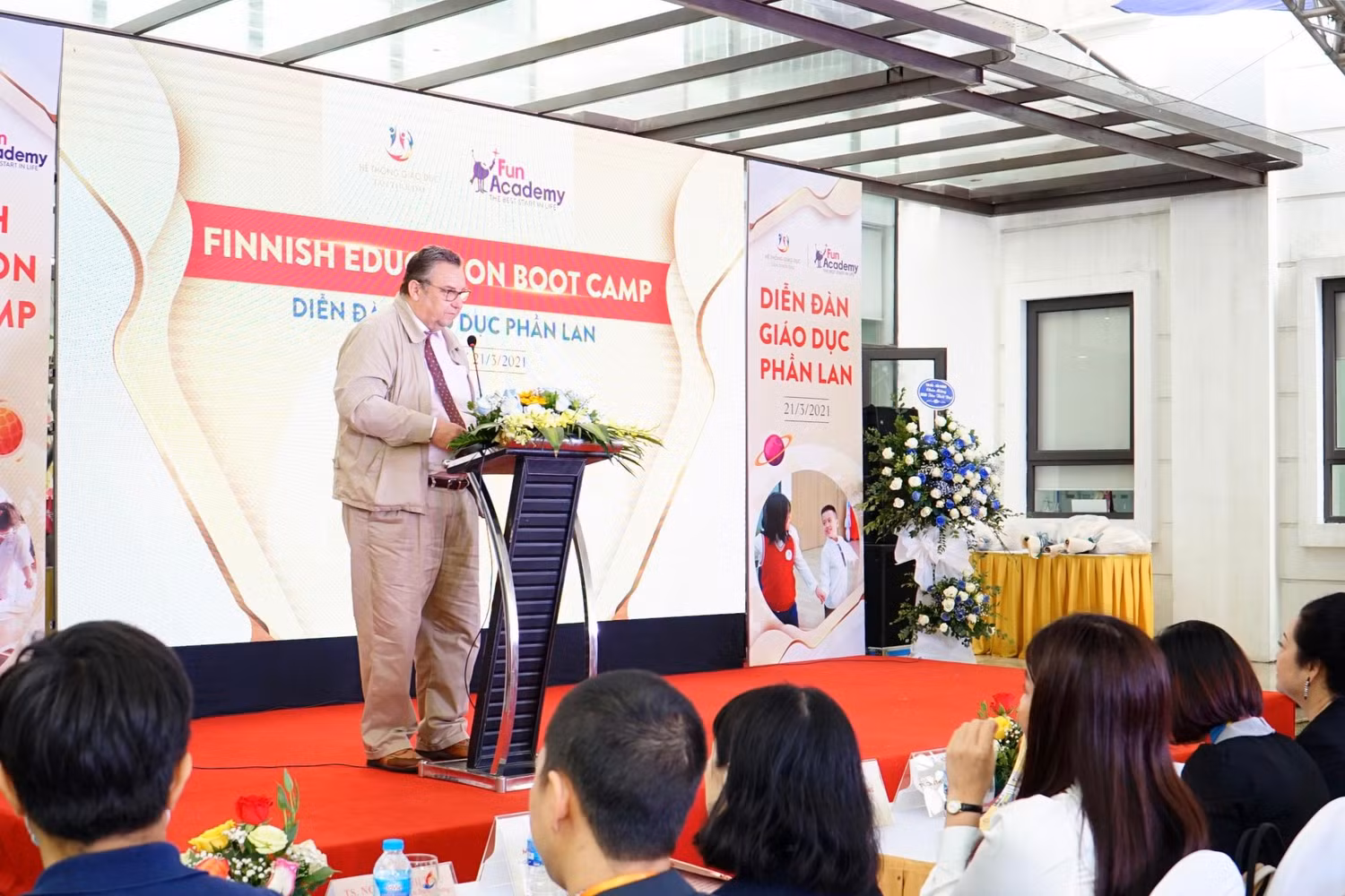 Ngài Kari Kahiluoto, Đại sứ Phần Lan tại Việt Nam phát biểu tại diễn đàn.