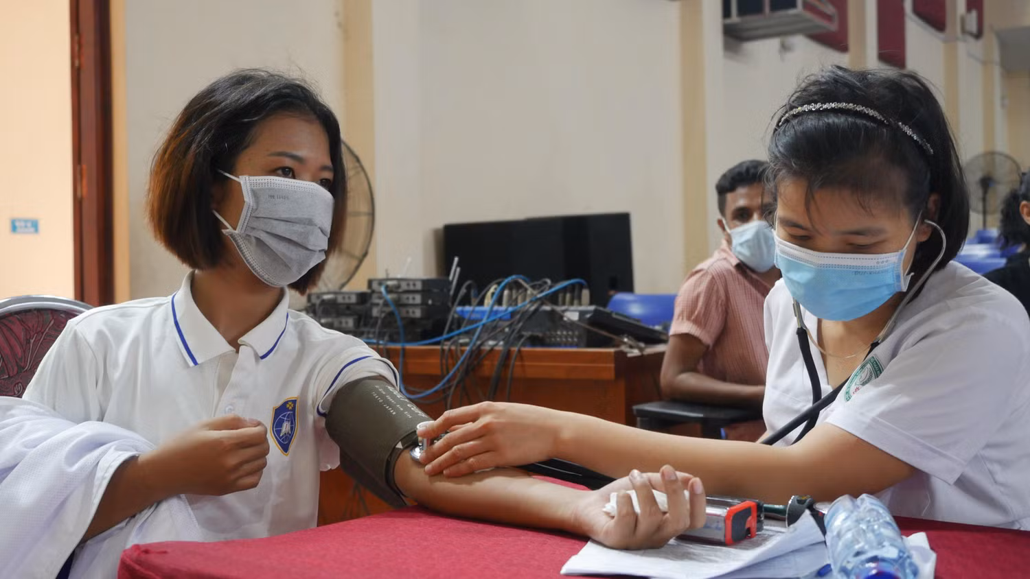 Lưu học sinh quốc tế khám sàng lọc trước khi tiêm vắc-xin.