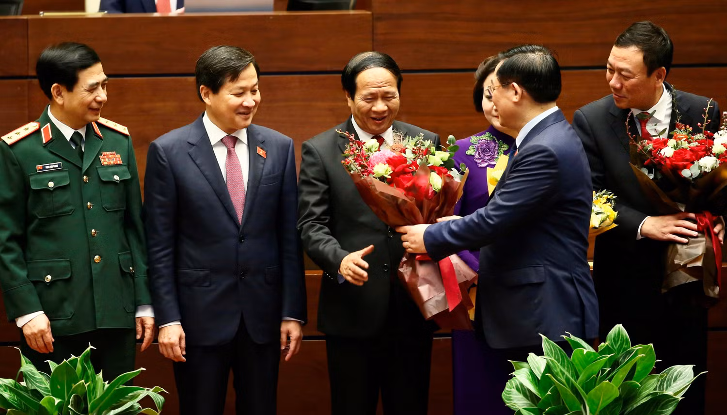 Chủ tịch Quốc hội Vương Đình Huệ tặng hoa chúc mừng tân Phó Thủ tướng Lê Văn Thành. Ảnh: VGP.