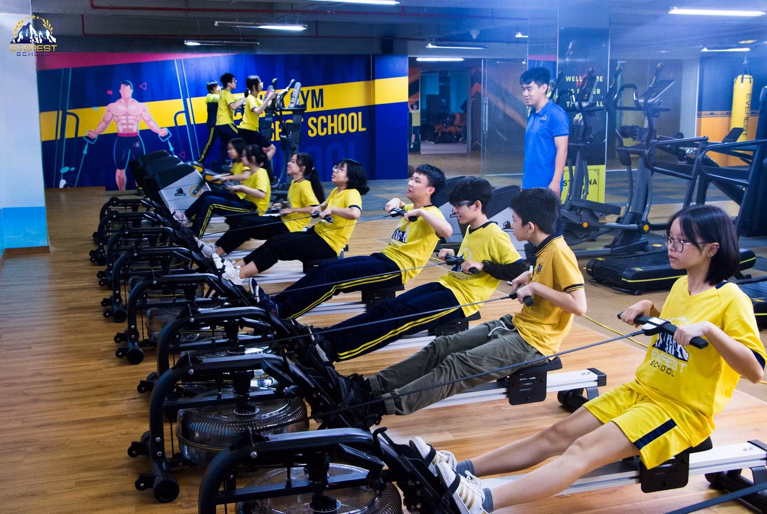 Thầy Nhật Anh chia sẻ, sau thời gian học tập, các em cần được thư giãn để tái tạo năng lượng cho ngày mới, rèn luyện tại phòng gym là một lựa chọn lý tưởng cho cả học sinh, tốt cho sức khoẻ và cũng tránh sa đà vào những trò chơi vô bổ.