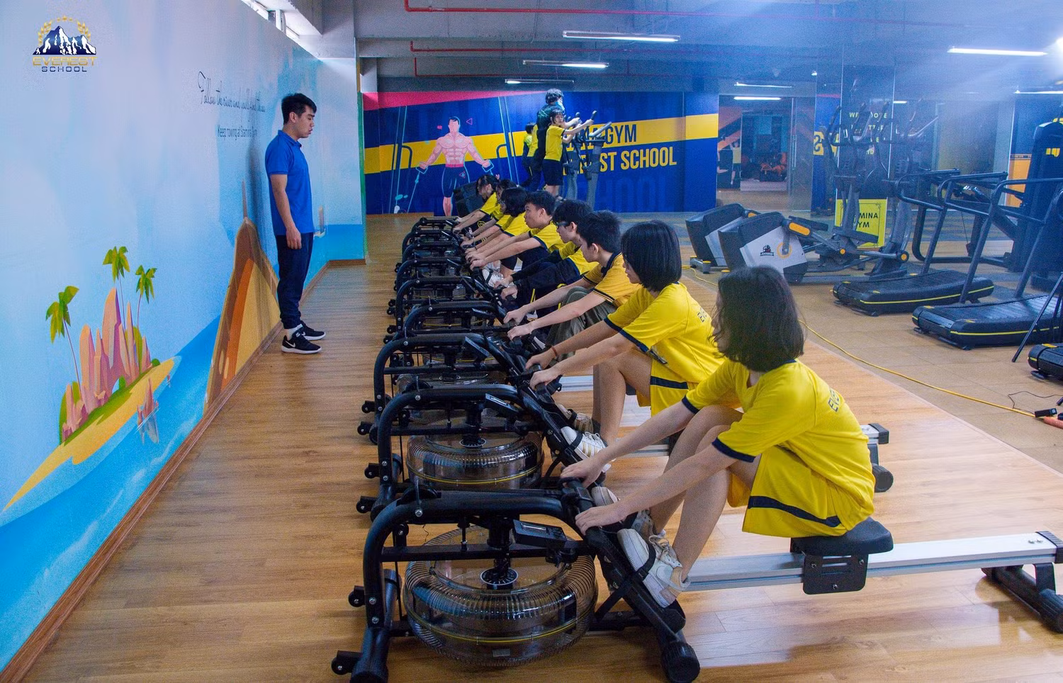 Thầy Nghiêm Nhật Anh cho biết, để phát triển toàn diện thì không chỉ có học tốt mà còn phải rèn luyện sức khoẻ chuẩn bị cho cả một chặng đường dài.
