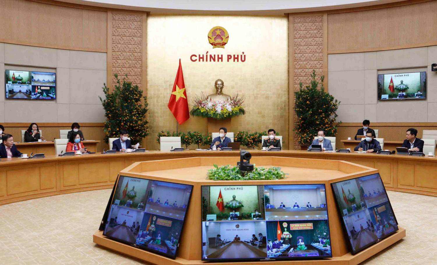 Phó Thủ tướng Vũ Đức Đam: Chúng ta phải tiếp tục chạy đua với thời gian, từng giờ, từng phút, quyết tâm để người dân kể cả trong vùng dịch và ngoài vùng dịch có một cái Tết an toàn. ảnh: VGP.